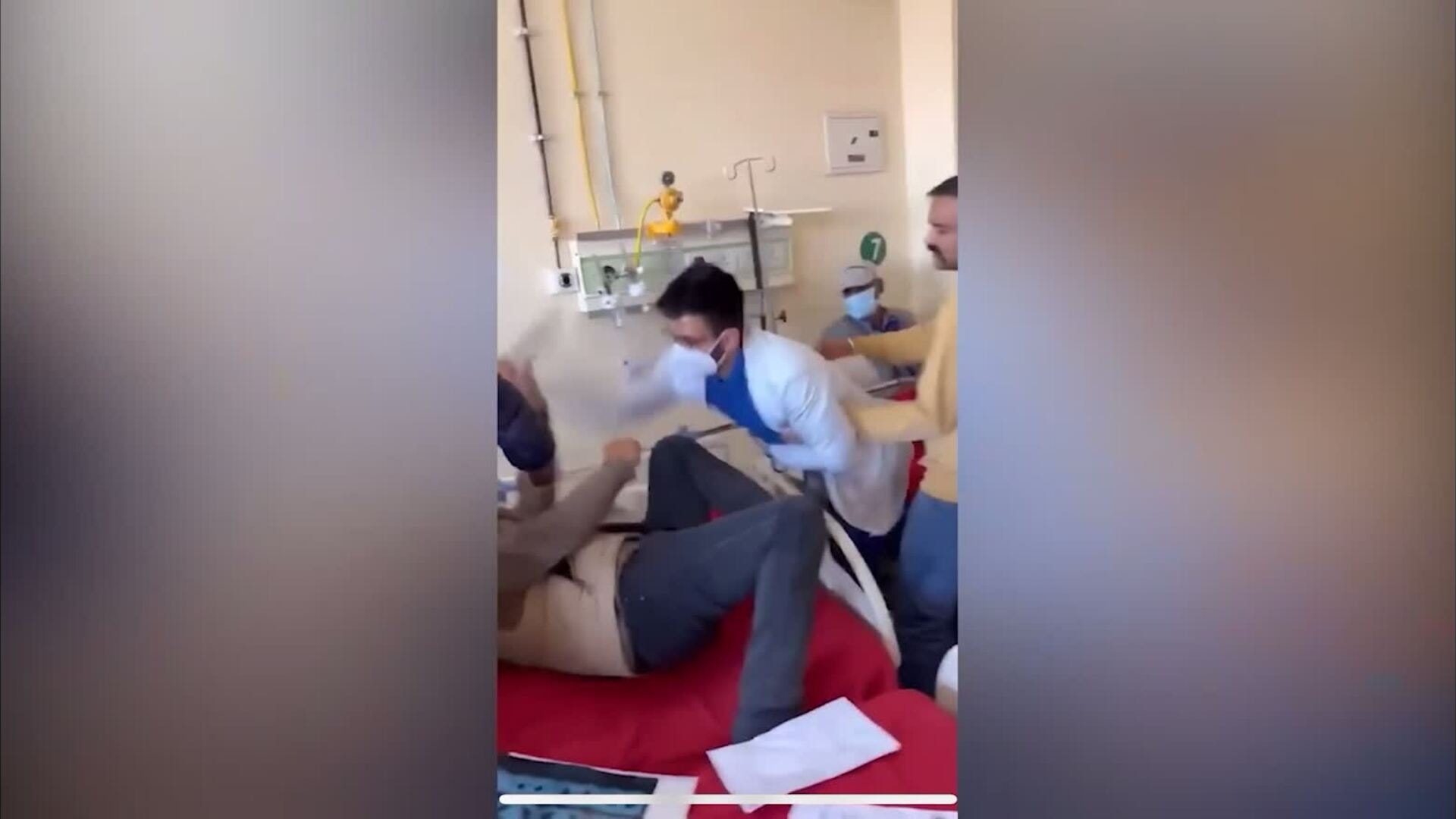 Bác sĩ đánh bệnh nhân vì bị chê thái độ