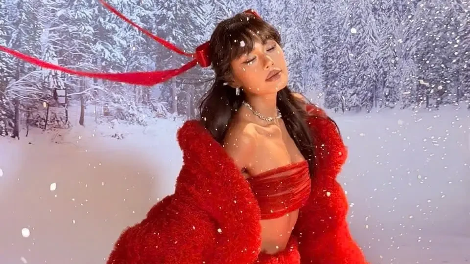 Á hậu Lê Thảo Nhi mặc gợi cảm chụp ảnh Giáng sinh