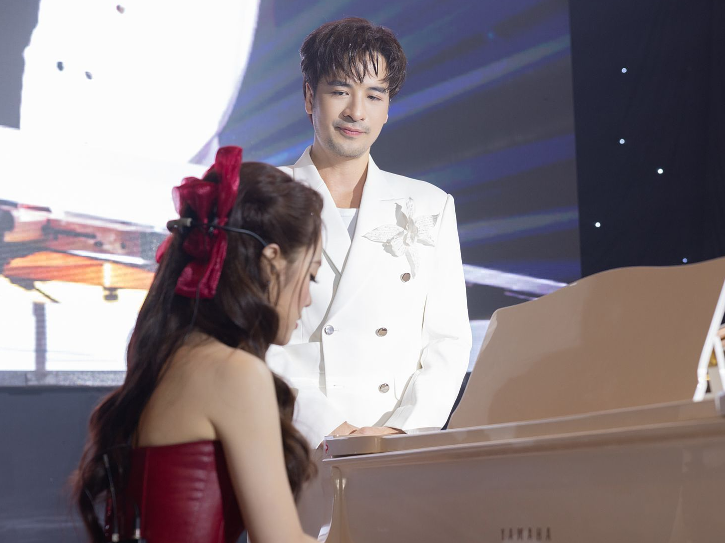 Vợ Đoàn Minh Tài đàn hát