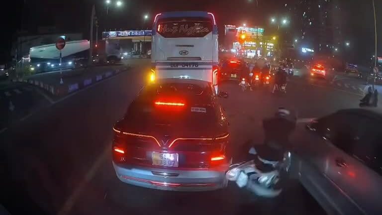 Quay đầu xe người đi xe máy bị kẹp giữa hai ôtô 