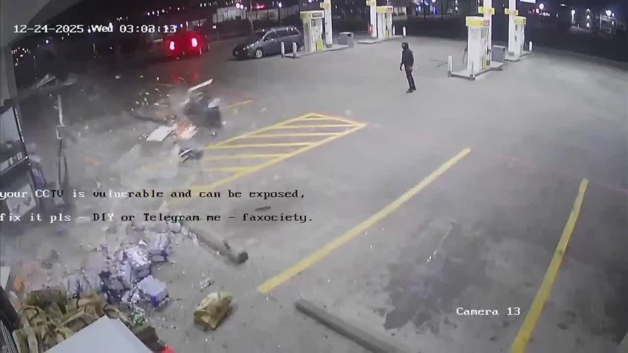 2 tên trộm lái xe 'nhổ' cây ATM, phá tung cửa hàng