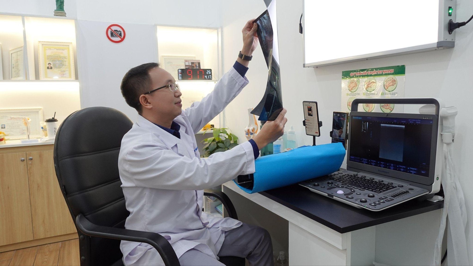 Bác sĩ Trần Minh: Hành trình chữa lành từ những bước chân tưởng chừng đánh mất- Ảnh 3.