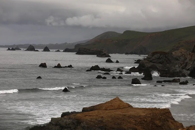 Kinh hoàng "Tam giác Đỏ": Cá mập trắng tấn công người lướt sóng - Ảnh 1.