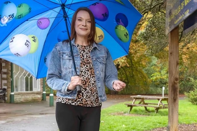 Tình cờ đi ngang qua giếng nước, người phụ nữ nhận về "kho báu" không tưởng - Ảnh 1.