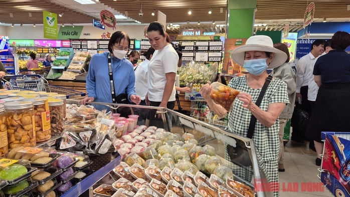 Nghỉ Tết Dương lịch 4 ngày, siêu thị sẵn sàng đón khách tăng thêm - Ảnh 1.