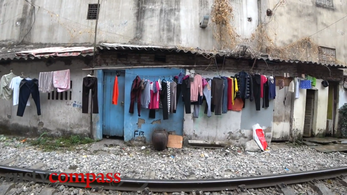 Quần áo được phơi dọc con phố năm 2017. Ảnh: Rusty Compass