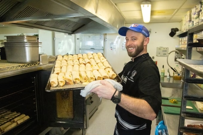 Đầu bếp Al Chapman cùng mẻ bánh cuộn phô mai dành cho nhân viên tại Trạm Scott của New Zealand ở Nam Cực. Ảnh: Anthony Powell / Antarctica New Zealand