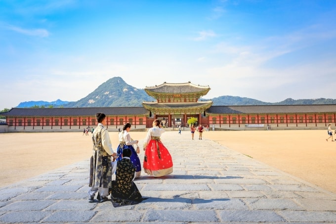 Du khách ở Cung điện Gyeongbokgung, Seoul, Hàn Quốc. Ảnh: Daily Sabah