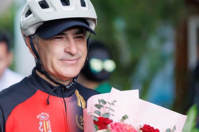 Marino được tặng hoa khi đến Đà Nẵng vào sáng 25/12. Ảnh: Trần Thu