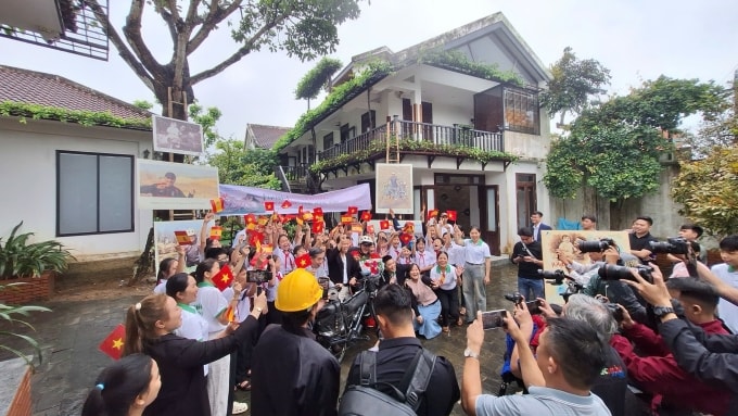 Marino được mọi người chào đón khi đến Đà Nẵng. Ảnh: Phan Nhật