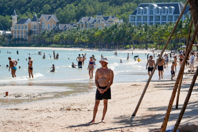 Khách nước ngoài nghỉ dưỡng ở Bãi Khem, đặc khu Phú Quốc tháng 12. Ảnh: Thành Nguyễn