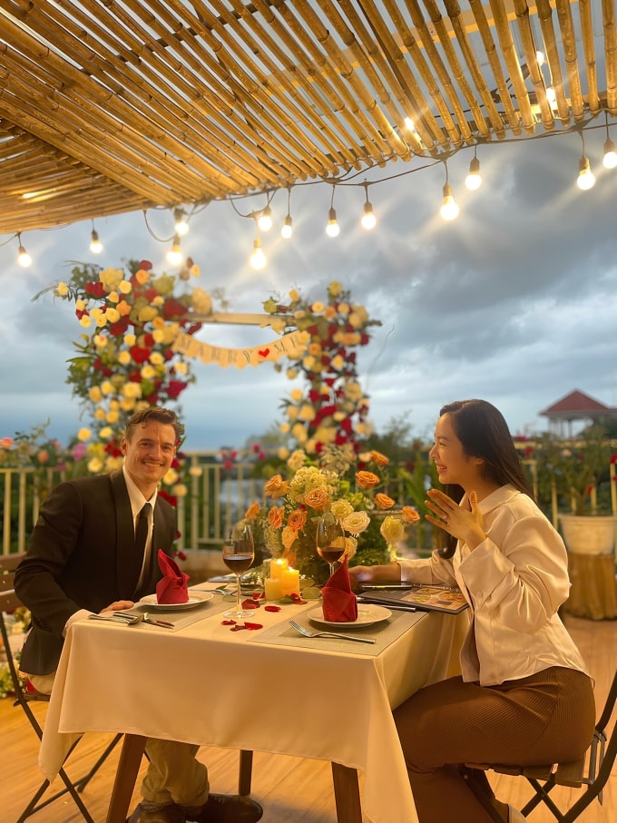 Matthew cầu hôn Mai Anh trong một nhà hàng ở TP HCM, năm 2024. Ảnh: Le Mai Anh