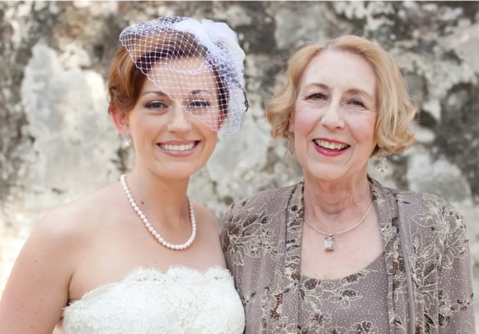 Anna và mẹ trong ngày cưới của cô. Ảnh: Anna De La Cruz