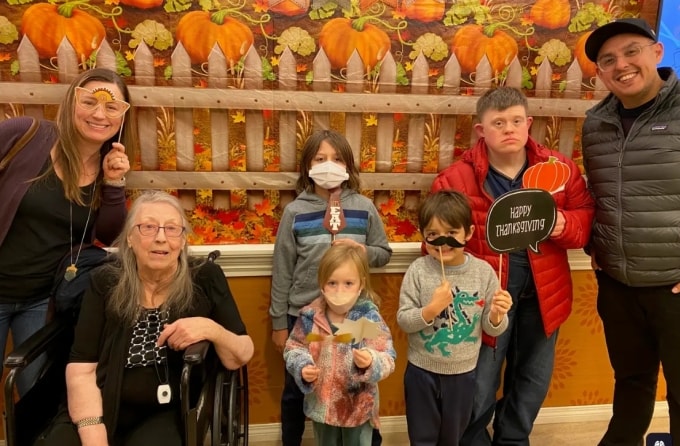 Gia đình Anna bên mẹ và người anh bị bệnh Down. Ảnh:  Anna De La Cruz