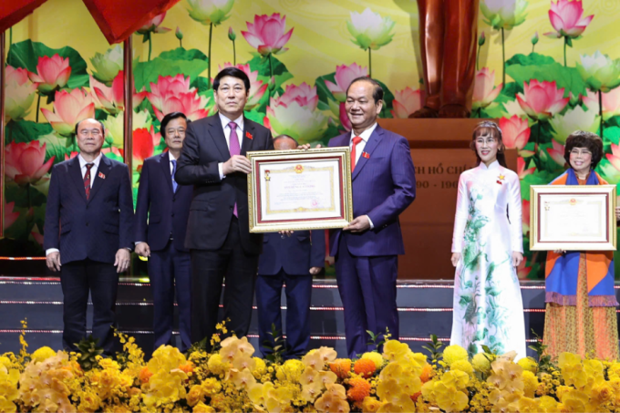 Chủ tịch nước Lương Cường trao danh hiệu Anh hùng Lao động cho ông Nguyễn Việt Cường, Chủ tịch tập đoàn Phú Cường. Ảnh: Tập đoàn Phú Cường