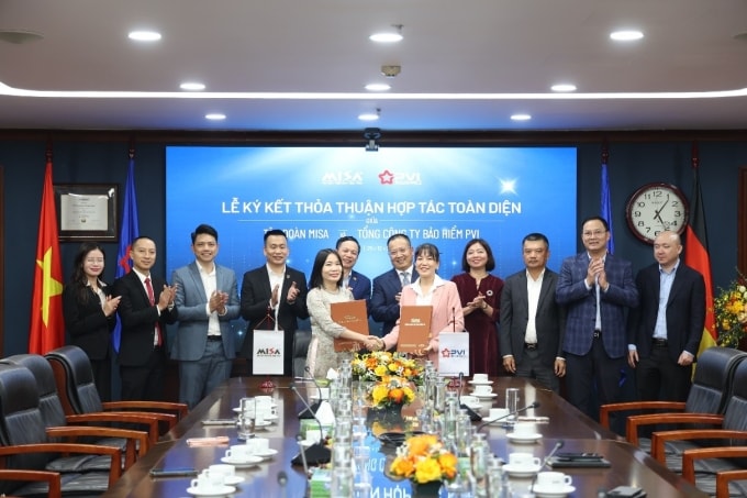 Bà Nguyễn Thị Ngoan và bà Phùng Thị Lý Hiền, Giám đốc Bảo hiểm PVI Vũng Tàu ký kết hợp đồng triển khai các sản phẩm bảo hiểm trên nền tảng MISA Insurance. Ảnh: Bảo hiểm PVI