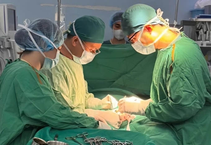 Các bác sĩ phẫu thuật cho bệnh nhân. Ảnh: Bệnh viện cung cấp