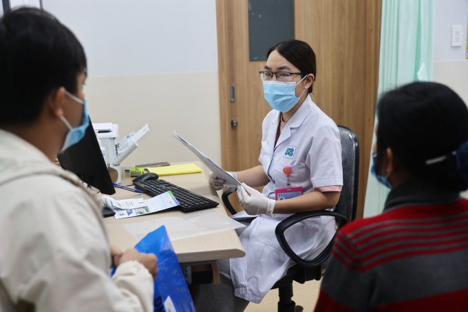 Bác sĩ khám bệnh tại Bệnh viện Ung Bướu TP HCM. Ảnh: Quỳnh Trần