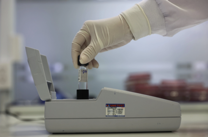 Nhân viên y tế làm xét nghiệm tại bệnh viện ở TP HCM. Ảnh:Quỳnh Trần