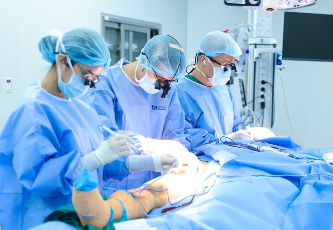 Êkíp phẫu thuật và tạo hình gương mặt cho bà Chantha. Ảnh: Trung Vũ