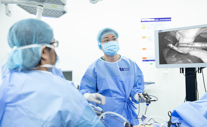 Bác sĩ Khánh (phải) phẫu thuật nội soi cắt gan cho bà Tứ. Ảnh: Bệnh viện Đa khoa Tâm Anh
