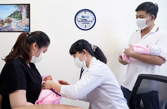 Bác sĩ kiểm tra sức khỏe cho trẻ trước khi tiêm kháng thể đơn dòng RSV. Ảnh minh họa: Bệnh viện Đa khoa Tâm Anh