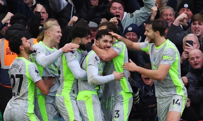 Các cầu thủ Man City chia vui với Cherki (thứ tư từ trái sang) với bàn thắng quyết định vào lưới Nottingham Forest ở vòng 18 Ngoại hạng Anh trên sân City Ground, thị trấn West Bridgford, hạt Nottinghamshire, Vương quốc Anh ngày 27/12/2025. Ảnh: Reuters