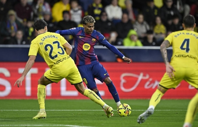Yamal (giữa) đi bóng trong trận Villarreal 0-2 Barca ở vòng 17 La Liga hôm 21/12. Ảnh: Reuters