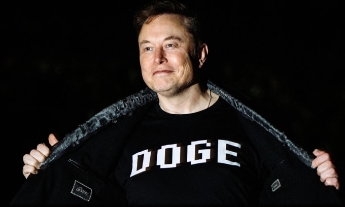 Tỷ phú Elon Musk khoe chiếc áo có tên Ban Hiệu suất Chính phủ (DOGE) tại Nhà Trắng hồi tháng 3. Ảnh: AFP