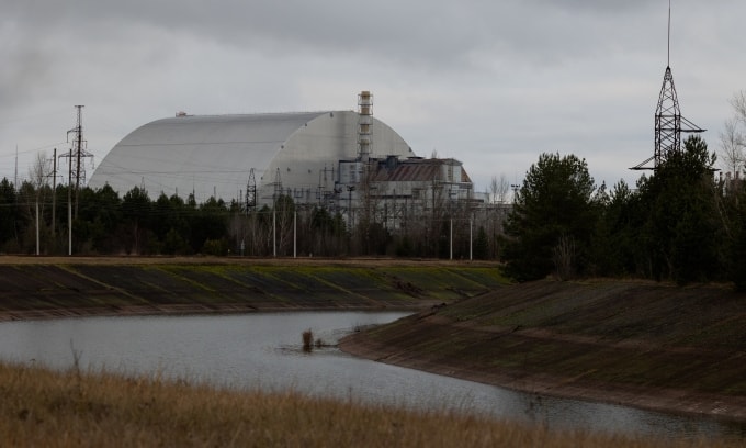 Lớp vỏ bảo vệ của Cấu trúc Bảo vệ An toàn Mới (NSC) tại nhà máy điện hạt nhân Chernobyl, Ukraine, nhìn từ xa hôm 22/12. Ảnh: AFP