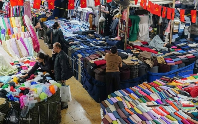 Người dân buôn bán, mua sắm tại chợ Đồng Xuân. Ảnh: Hoàng Giang