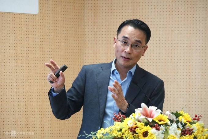 GS.TS Chử Đức Trình thông tin dự thảo chuẩn chương trình đào tạo tiến sĩ lĩnh vực vi mạch bán dẫn, chiều 26/12. Ảnh: Lệ Nguyễn