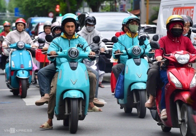 Tài xế hãng xe công nghệ sử dụng xe điện trên đường phố TP HCM. Ảnh: Thanh Tùng