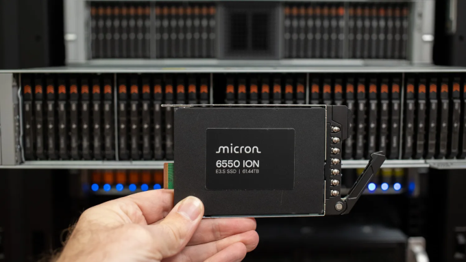 Một ổ SSD 6550 Ion của Micron được dùng trong thử nghiệm tìm số Pi của StorageReview. Ảnh: StorageReview