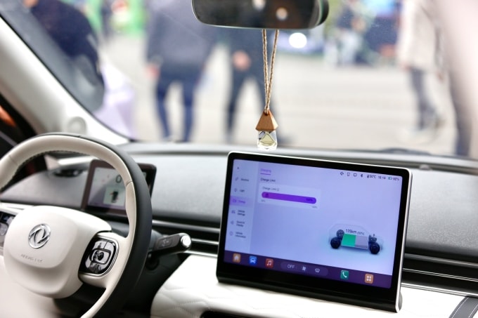 Trải nghiệm mùi hương nước hoa trong cabin mẫu Dongfeng Box. Ảnh: Lương Dũng