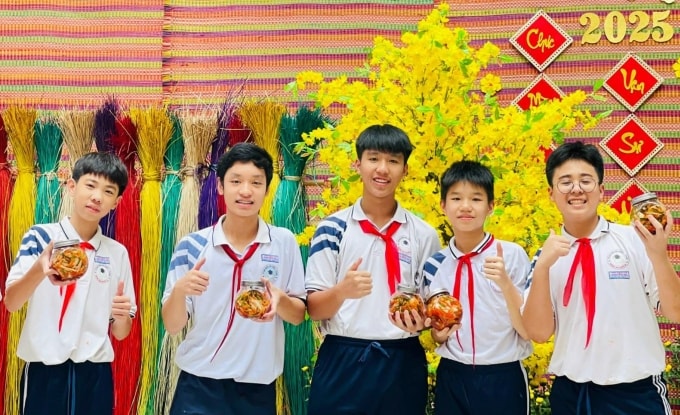 Học sinh trường THCS Nguyễn Du, TP HCM, tham gia hoạt động chuẩn bị Tết Nguyên đán, tháng 1/2025. Ảnh: THCS Nguyễn Du