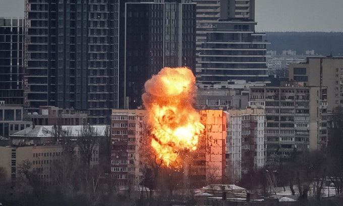 Vụ nổ nghi do UAV Nga gây ra khi đâm vào tòa nhà tại Kiev, Ukraine ngày 27/12. Ảnh: Reuters