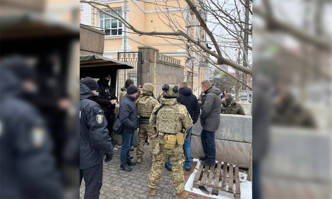 Nhân viên cơ quan chống tham nhũng bị an ninh chặn lại bên ngoài tòa nhà quốc hội Ukraine ngày 27/12. Ảnh: NABU