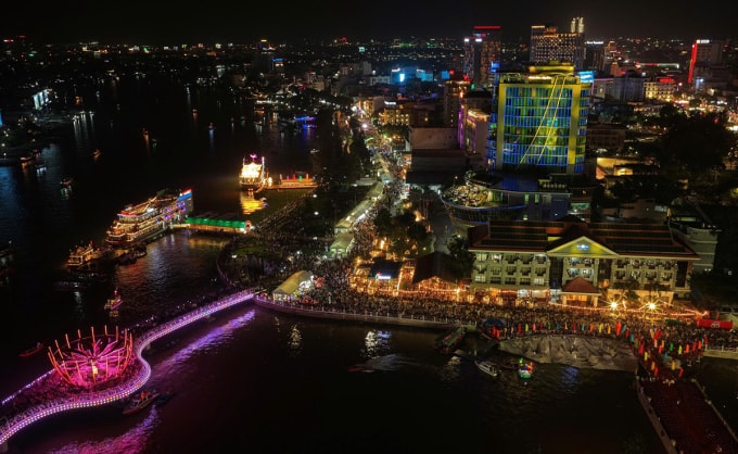 Người dân tập trung tại khu vực bến Ninh Kiều theo dõi chương trình nghệ thuật khai mạc lễ hội, tối 27/12. Ảnh: Châu Tâm