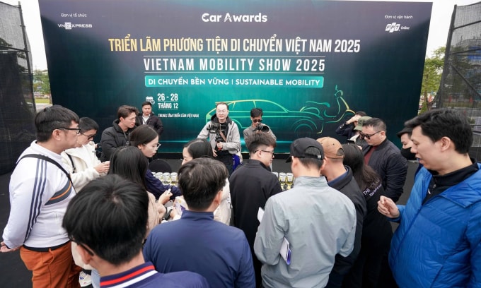 Khách tham quan đứng xếp hàng chờ vào trải nghiệm tạo mùi hương cho ôtô. Ảnh: Hoàng Giang