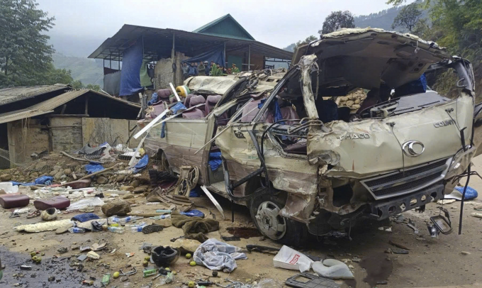 Xe khách bị vò nát sau tai nạn. Ảnh: CACC