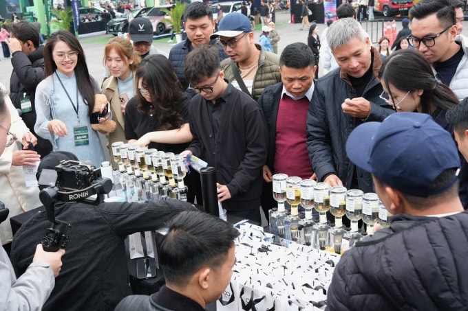 Các khách tham quan trải nghiệm workshop Sáng tạo nước hoa tại Triển lãm Phương tiện Di chuyển Việt Nam 2025. Ảnh: Hồ Tân