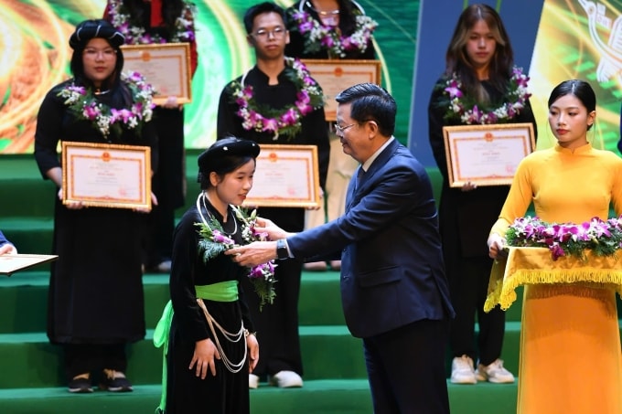 Phó Thủ tướng Mai Văn Chính trao vòng nguyệt quế cho học sinh được tuyên dương. Ảnh: Ban tổ chức