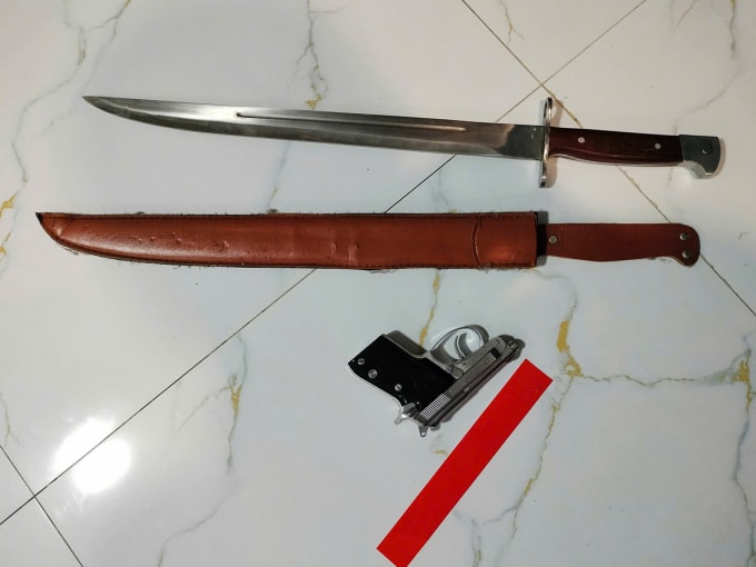 Súng và đao kiếm thu được của nhóm này. Ảnh: Bộ Công an