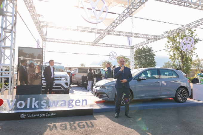 Ông Lê Hữu Minh, Phó Tổng giám đốc Volkswagen giới thiệu các dòng xe của hãng tại khu trưng bày ở triển lãm Vietnam Mobility Show 2025. Ảnh: VW