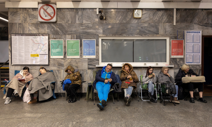 Người dân trú ẩn trong ga tàu điện ngầm ở Kiev trong lúc diễn ra cuộc tập kích của Nga hôm 27/12. Ảnh: Reuters