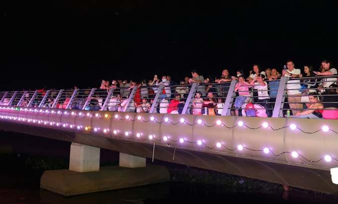 Rất đông người dân lên cầu đi bộ tại khu vực bến Ninh Kiều xem chương trình khai mạc lễ hội. Ảnh: Minh Trung