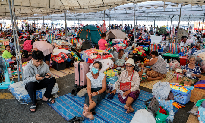 Người dân Thái Lan tại khu trú ẩn tạm thời ở tỉnh Buriram hôm 8/12. Ảnh: AFP