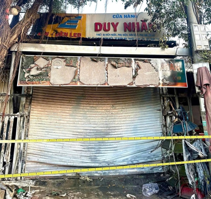 Căn nhà kết hợp kinh doanh tiệm bán thiết bị điện nước ven quốc lộ 14 bị cháy rạng sáng nay. Ảnh: Ngọc Oanh