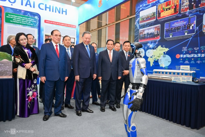 Tổng Bí thư Tô Lâm, nguyên Tổng Bí thư Nông Đức Mạnh và Thủ tướng Phạm Minh Chính thăm các gian hàng triển lãm bên lề đại hội. Ảnh: Giang Huy